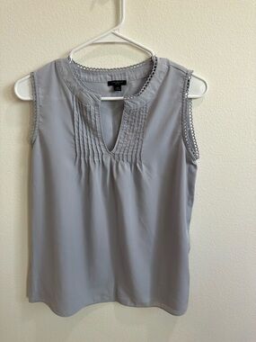 Ann Taylor Light Gray Sleeveless Pintuck Blouse. Size XSP